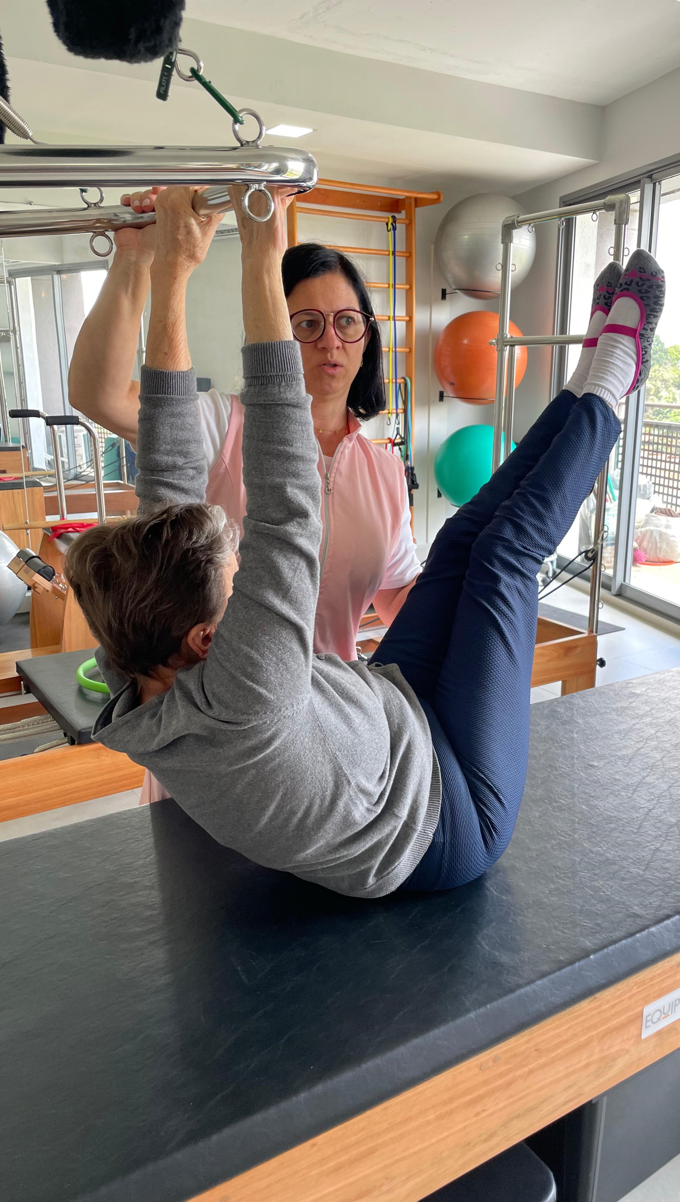 Fisioterapia Fisiolume - Mulher fazendo fisioterapia